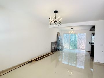 Casa con roof garden y recámara en planta baja – Fracc. privado en Coatepec