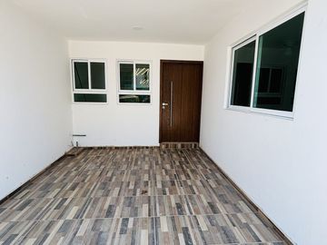 Casa con roof garden y recámara en planta baja – Fracc. privado en Coatepec