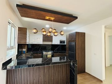 Casa con roof garden y recámara en planta baja – Fracc. privado en Coatepec