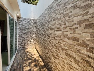 Casa con roof garden y recámara en planta baja – Fracc. privado en Coatepec