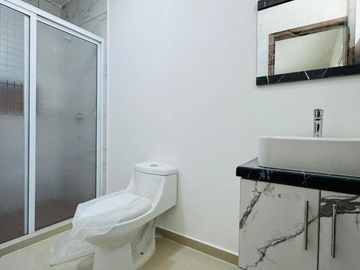 Casa con roof garden y recámara en planta baja – Fracc. privado en Coatepec