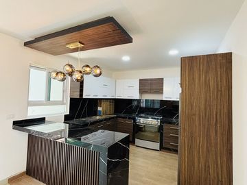 Casa con roof garden y recámara en planta baja – Fracc. privado en Coatepec