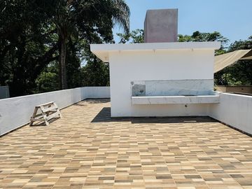 Casa con roof garden y recámara en planta baja – Fracc. privado en Coatepec