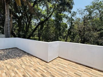 Casa con roof garden y recámara en planta baja – Fracc. privado en Coatepec
