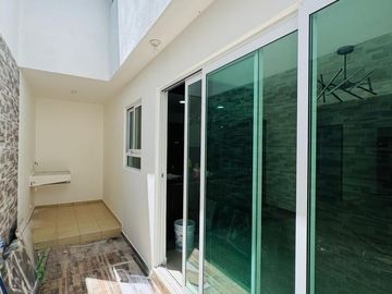 Casa con roof garden y recámara en planta baja – Fracc. privado en Coatepec