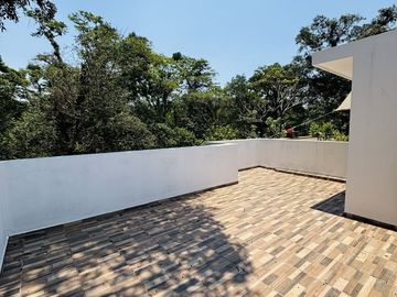 Casa con roof garden y recámara en planta baja – Fracc. privado en Coatepec