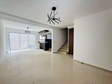 Casa con roof garden y recámara en planta baja – Fracc. privado en Coatepec