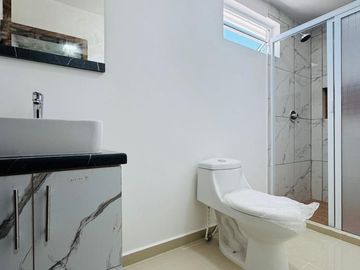 Casa con roof garden y recámara en planta baja – Fracc. privado en Coatepec