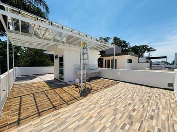 Casa con roof garden y recámara en planta baja – Fracc. privado en Coatepec
