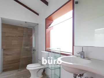 LINDA CASA EN VENTA CON 5 DORMITORIOS GRAN JARDIN PISCINA RINCONADA ALTA