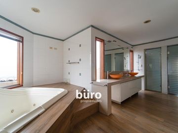 LINDA CASA EN VENTA CON 5 DORMITORIOS GRAN JARDIN PISCINA RINCONADA ALTA