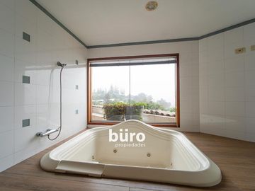 LINDA CASA EN VENTA CON 5 DORMITORIOS GRAN JARDIN PISCINA RINCONADA ALTA