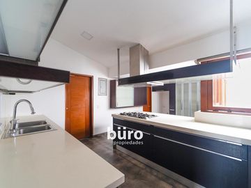 LINDA CASA EN VENTA CON 5 DORMITORIOS GRAN JARDIN PISCINA RINCONADA ALTA