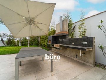 LINDA CASA EN VENTA CON 5 DORMITORIOS GRAN JARDIN PISCINA RINCONADA ALTA