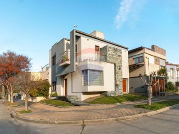 CASA EN VENTA 3 DORMITORIOS BARRIO PARQUE BERNAL