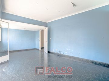 Casa de 5 ambientes con terraza y local en lote propio - Boedo
