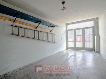 Casa de 5 ambientes con terraza y local en lote propio - Boedo