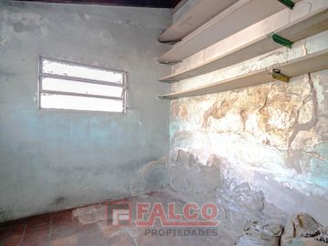 Casa de 5 ambientes con terraza y local en lote propio - Boedo