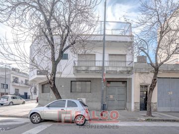 Casa de 5 ambientes con terraza y local en lote propio - Boedo