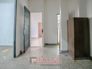 Casa de 5 ambientes con terraza y local en lote propio - Boedo