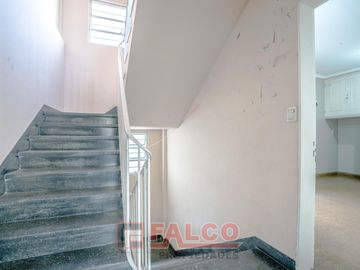 Casa de 5 ambientes con terraza y local en lote propio - Boedo