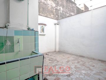Casa de 5 ambientes con terraza y local en lote propio - Boedo
