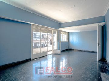 Casa de 5 ambientes con terraza y local en lote propio - Boedo
