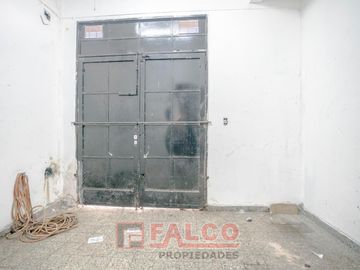 Casa de 5 ambientes con terraza y local en lote propio - Boedo