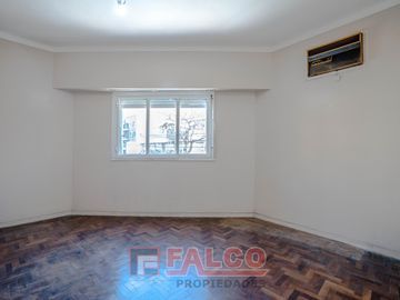 Casa de 5 ambientes con terraza y local en lote propio - Boedo