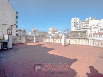 Casa de 5 ambientes con terraza y local en lote propio - Boedo