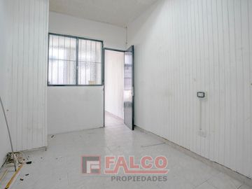 Casa de 5 ambientes con terraza y local en lote propio - Boedo