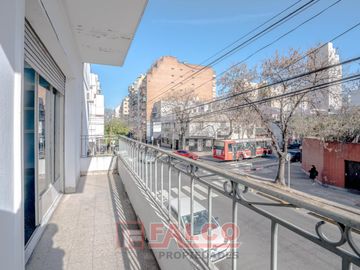 Casa de 5 ambientes con terraza y local en lote propio - Boedo