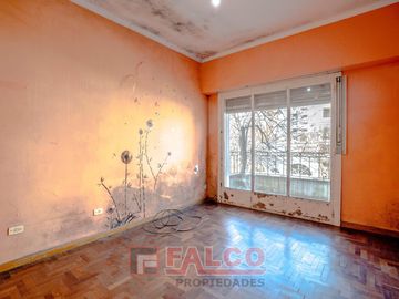 Casa de 5 ambientes con terraza y local en lote propio - Boedo
