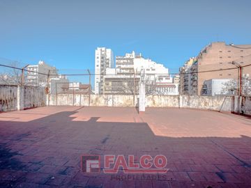 Casa de 5 ambientes con terraza y local en lote propio - Boedo