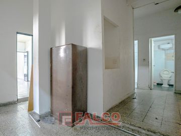 Casa de 5 ambientes con terraza y local en lote propio - Boedo