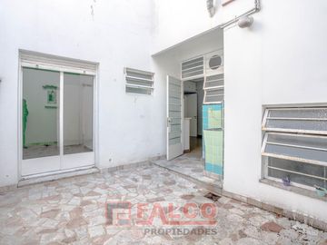 Casa de 5 ambientes con terraza y local en lote propio - Boedo
