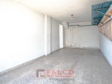Casa de 5 ambientes con terraza y local en lote propio - Boedo