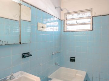 Casa de 5 ambientes con terraza y local en lote propio - Boedo