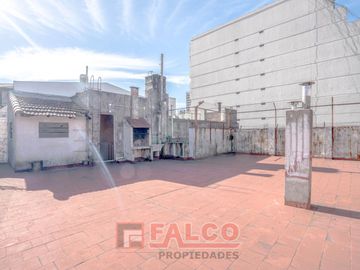Casa de 5 ambientes con terraza y local en lote propio - Boedo