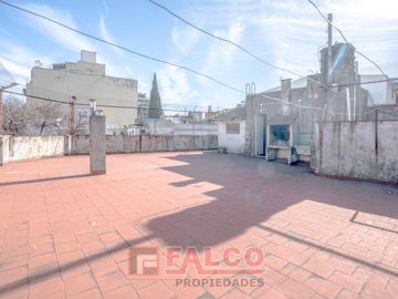 Casa de 5 ambientes con terraza y local en lote propio - Boedo