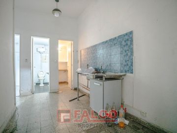 Casa de 5 ambientes con terraza y local en lote propio - Boedo
