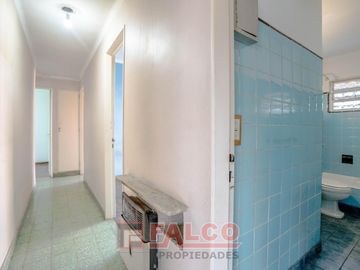 Casa de 5 ambientes con terraza y local en lote propio - Boedo