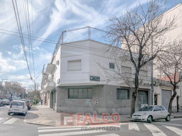 Casa de 5 ambientes con terraza y local en lote propio - Boedo