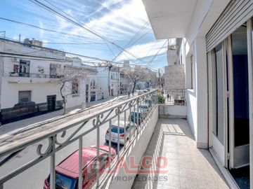Casa de 5 ambientes con terraza y local en lote propio - Boedo