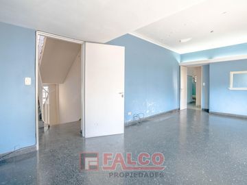 Casa de 5 ambientes con terraza y local en lote propio - Boedo