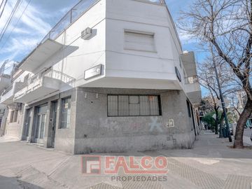 Casa de 5 ambientes con terraza y local en lote propio - Boedo
