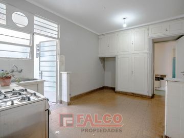 Casa de 5 ambientes con terraza y local en lote propio - Boedo