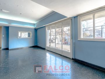 Casa de 5 ambientes con terraza y local en lote propio - Boedo