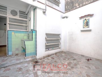 Casa de 5 ambientes con terraza y local en lote propio - Boedo