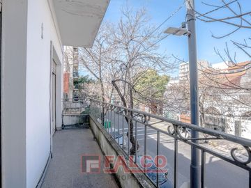 Casa de 5 ambientes con terraza y local en lote propio - Boedo